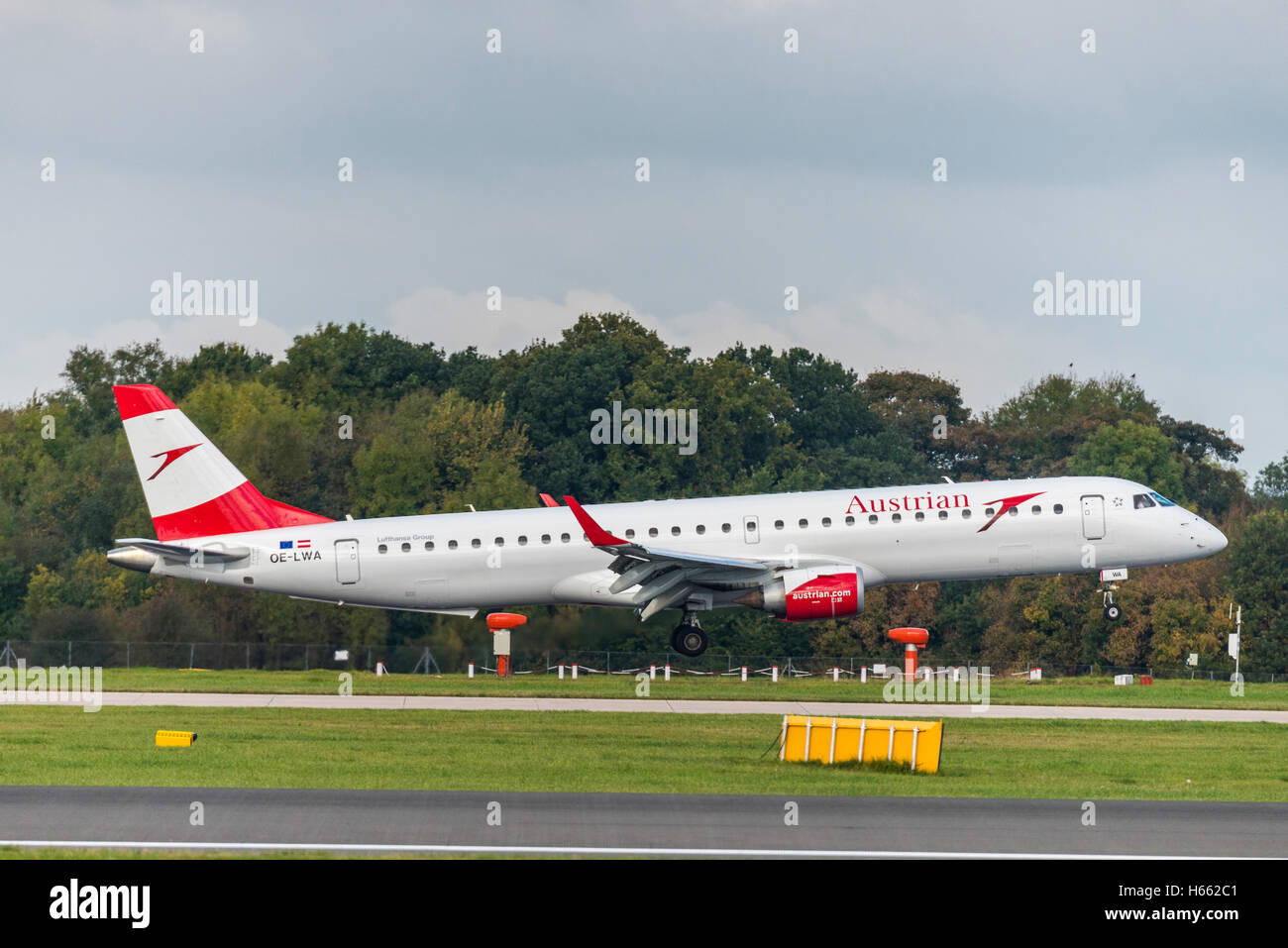 OE-LWA Austrian Airlines Embraer ERJ-195LR ERJ-190-200 LR Lufthansa. Manchester Flughafen England.Uk. Anreise. Stockfoto