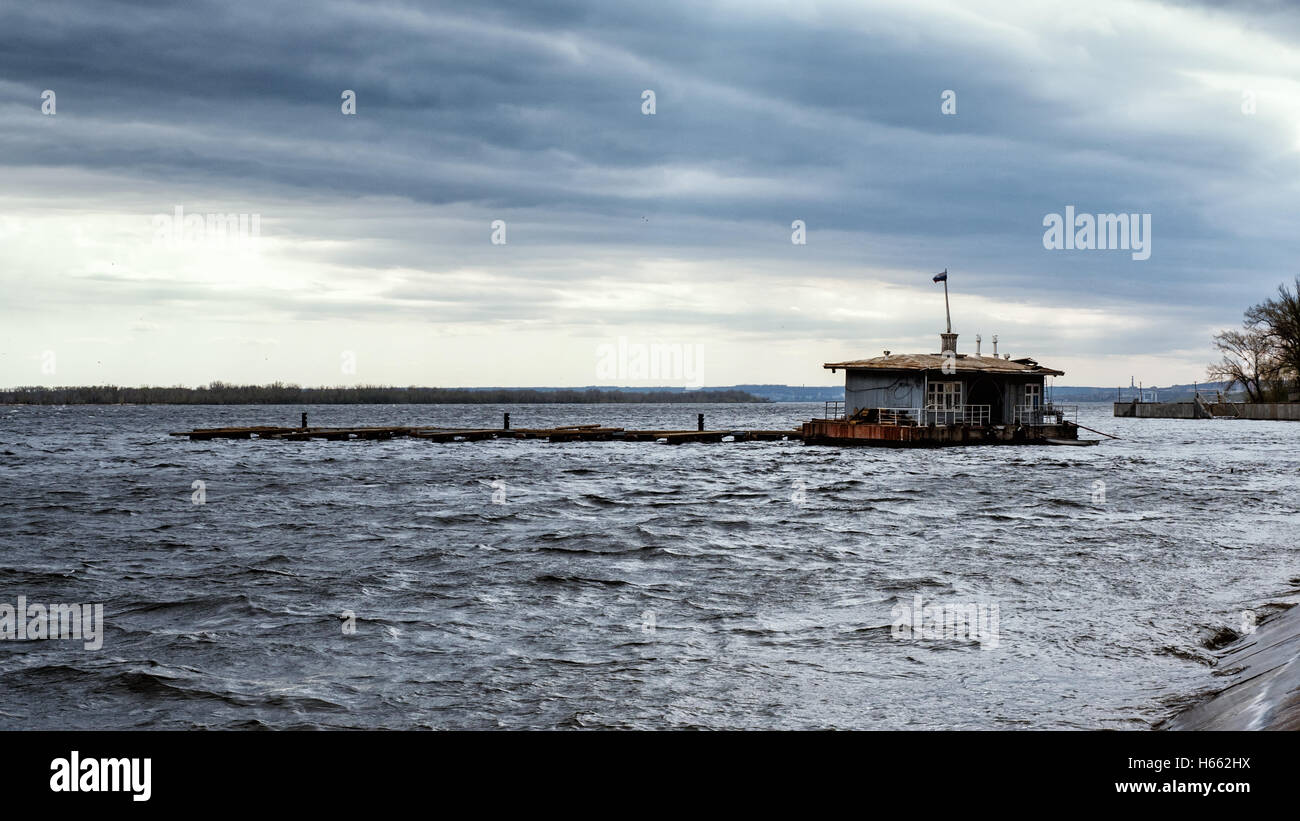 Wolga - ein altes Boot-Station vor Frühling Sturm Stockfoto