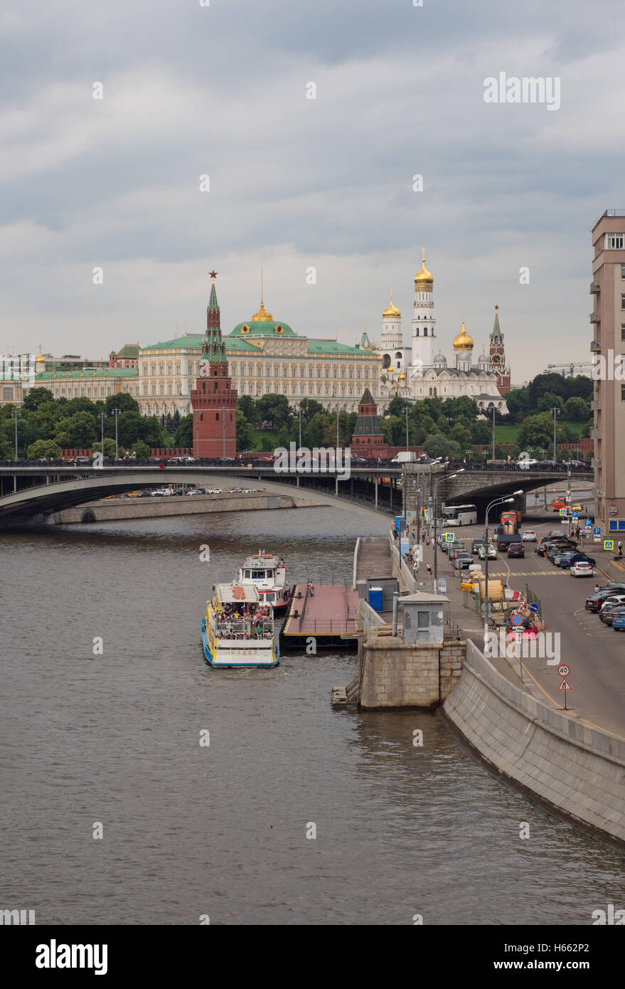 Blick auf den Moskauer Kreml von Patriarshiy Brücke, vertikale Zusammensetzung Stockfoto