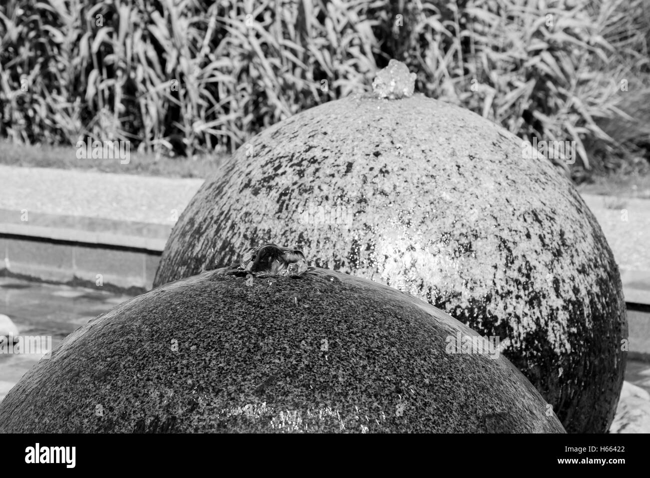 Schwimmen Stein Kugel Brunnen in Saint Jean de Monts, Frankreich Stockfoto