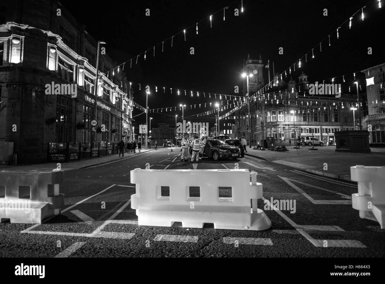 Dunkle, stimmungsvollen Abend in Blackpool, England im Herbst während der berühmten schwarzen Illuminationen sind beleuchtet Stockfoto