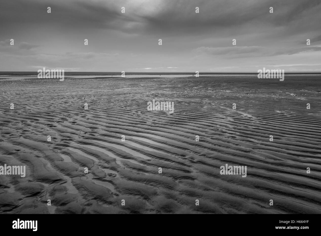 Dunkle, stimmungsvolle Sonnenuntergang am Strand in Blackpool, England Stockfoto