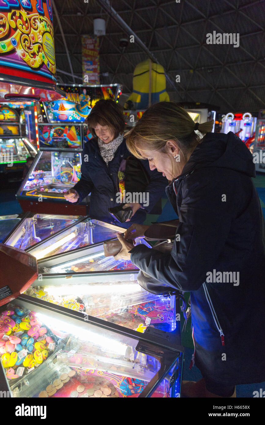 Erwachsene spielen in der Spielhalle, Pier von Brighton, Brighton, East Sussex England UK Stockfoto