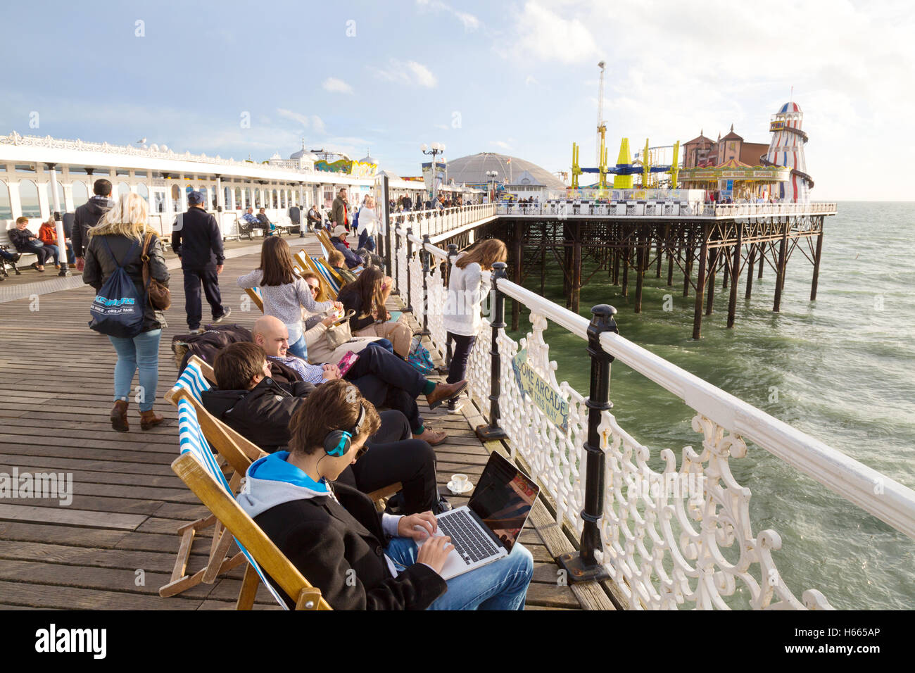 Menschen amüsieren sich am Pier von Brighton; Ostanleger, Brighton, East Sussex, England UK Stockfoto