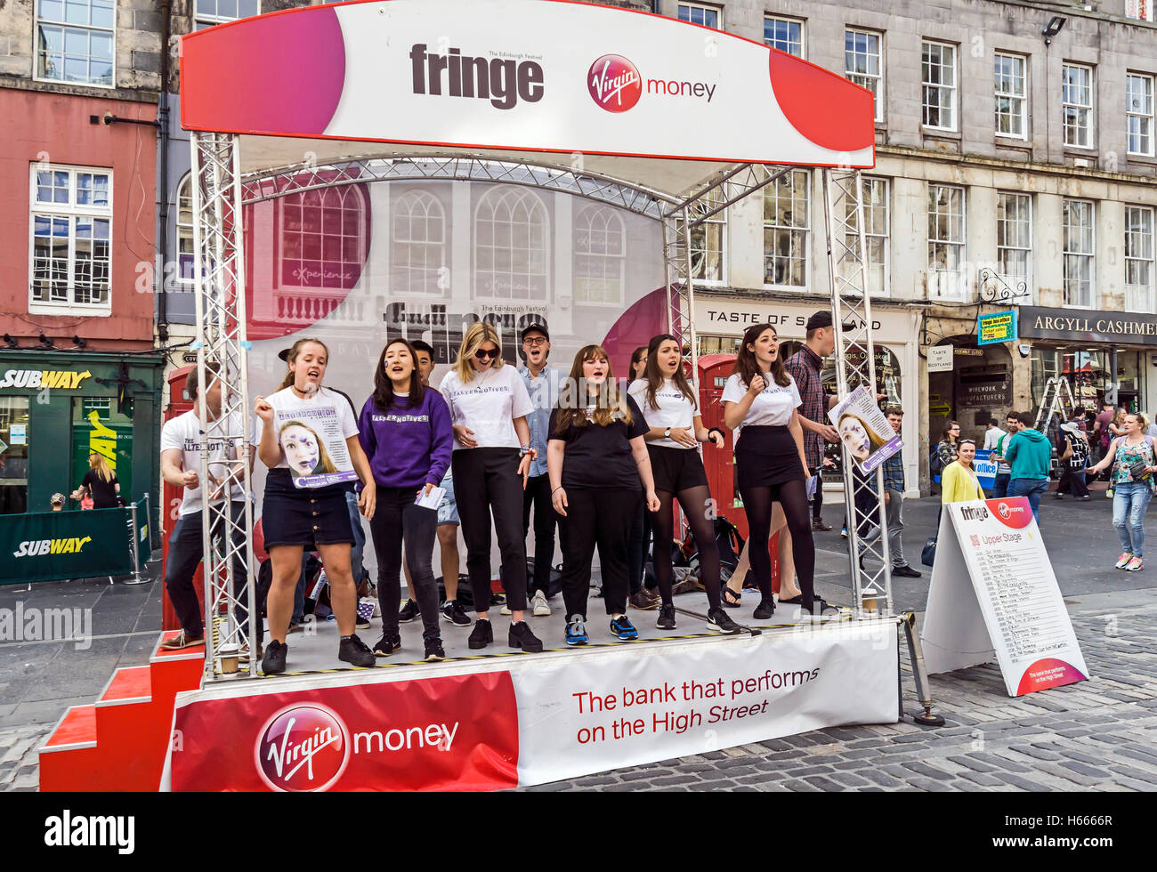 Alternotive ein Cappella Gruppe von Darstellern in der High Street in Edinburgh Festival Fringe 2016 Edinburgh Schottland Stockfoto