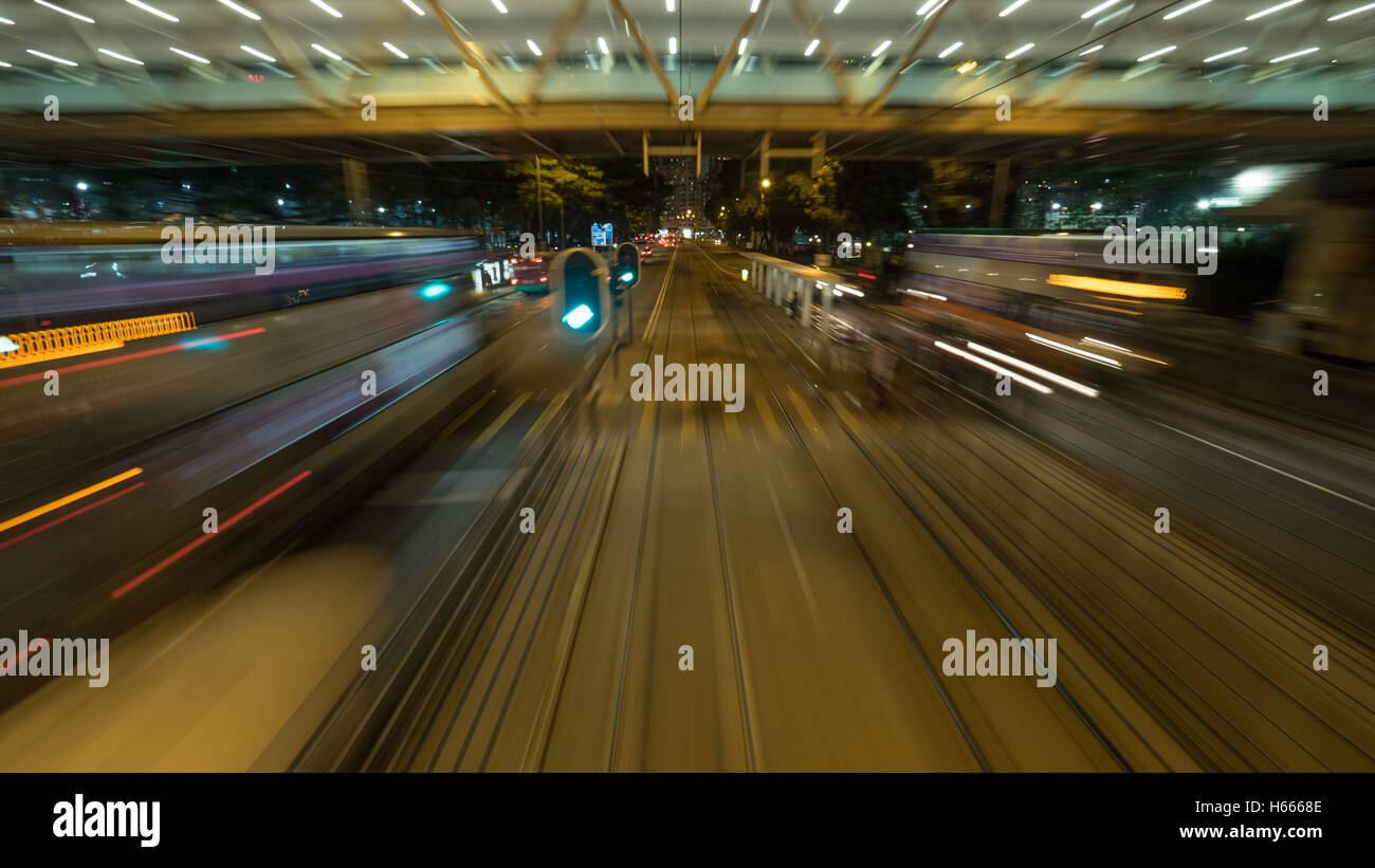 Blick vom Umzug Straßenbahn in Hongkong Nacht Stockfoto