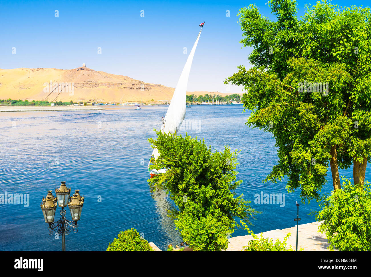 Der schattigen Ufer des Nil mit dem Blick auf die Gräber der Adligen, Aswan, Ägypten. Stockfoto