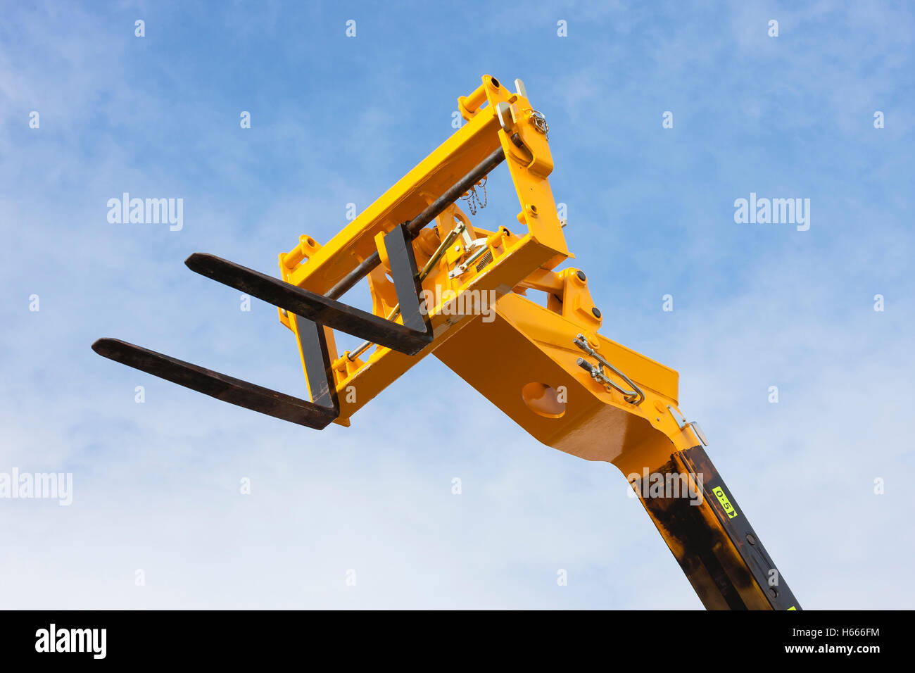 Fork Lift Truck Gabeln isoliert gegen Himmel Stockfoto