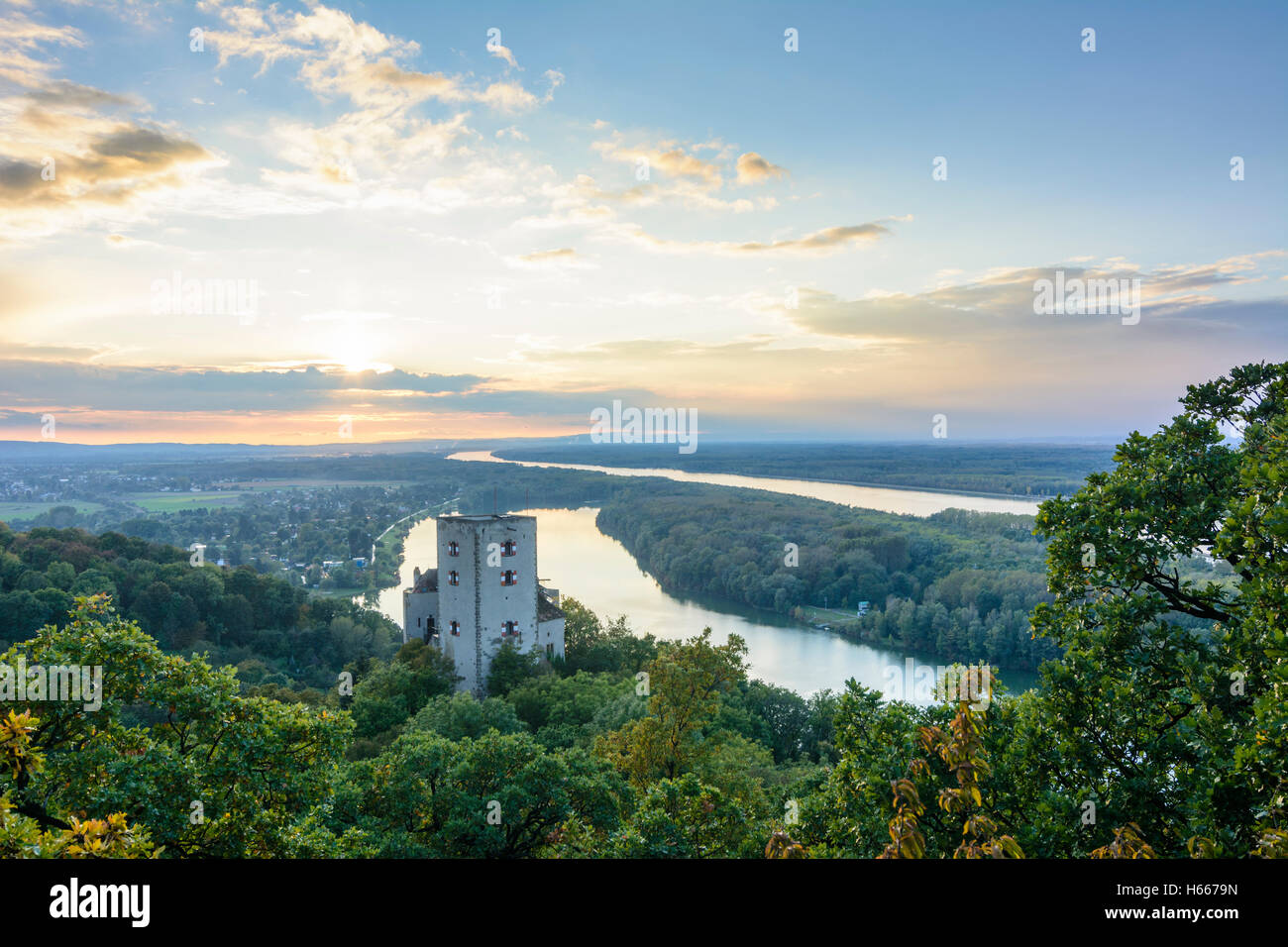 St. Andrä-Wördern: Burg Greifenstein auf einem Oxbow See der Donau und der Donau (hinten), Wienerwald, Wienerwald, Niederö Stockfoto