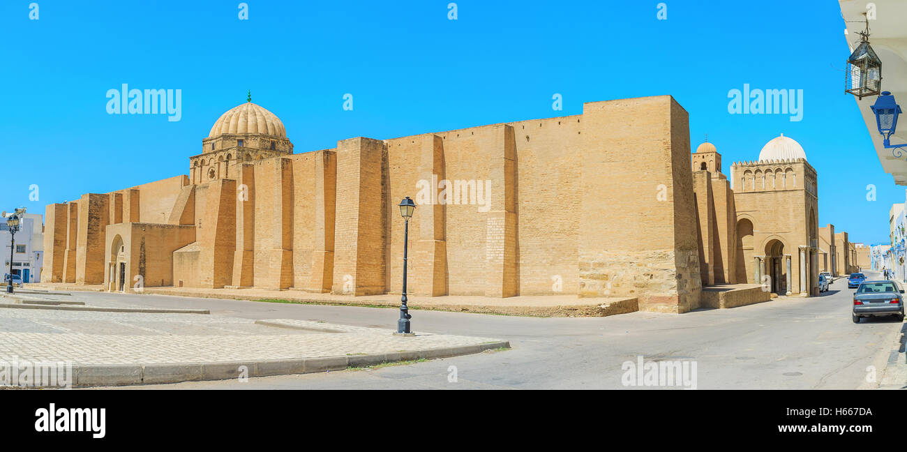 Die große Moschee von Kairouan ist das perfekte Beispiel für mittelalterliche defensive Zitadelle mit massiven Stadtmauern und riesige Tore, Tunesien. Stockfoto