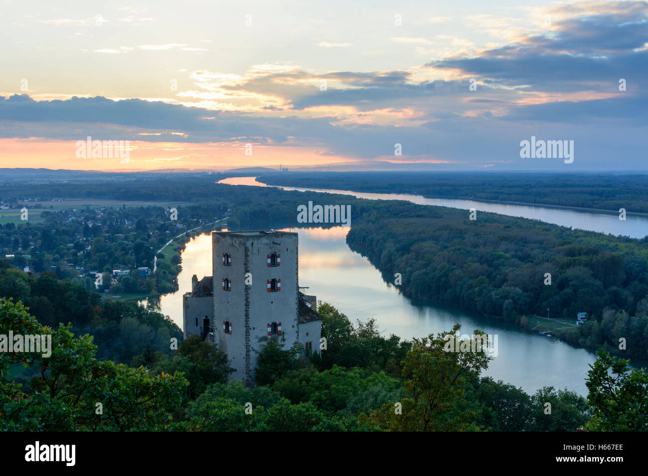 St. Andrä-Wördern: Burg Greifenstein auf einem Oxbow See der Donau und der Donau (hinten), Wienerwald, Wienerwald, Niederö Stockfoto