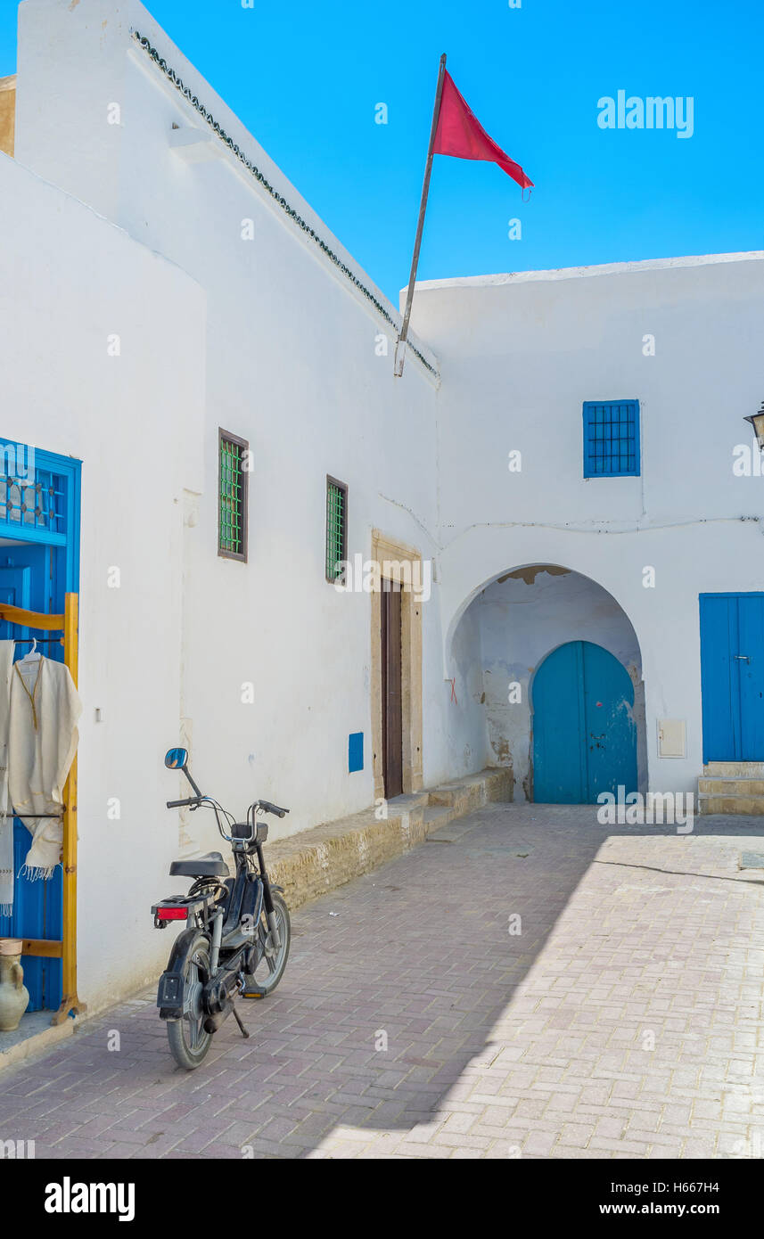 Das kleine Fahrrad oder Roller ist der beste Transport in den mittelalterlichen Gassen der Medina, Kairouan, Tunesien zu fahren. Stockfoto