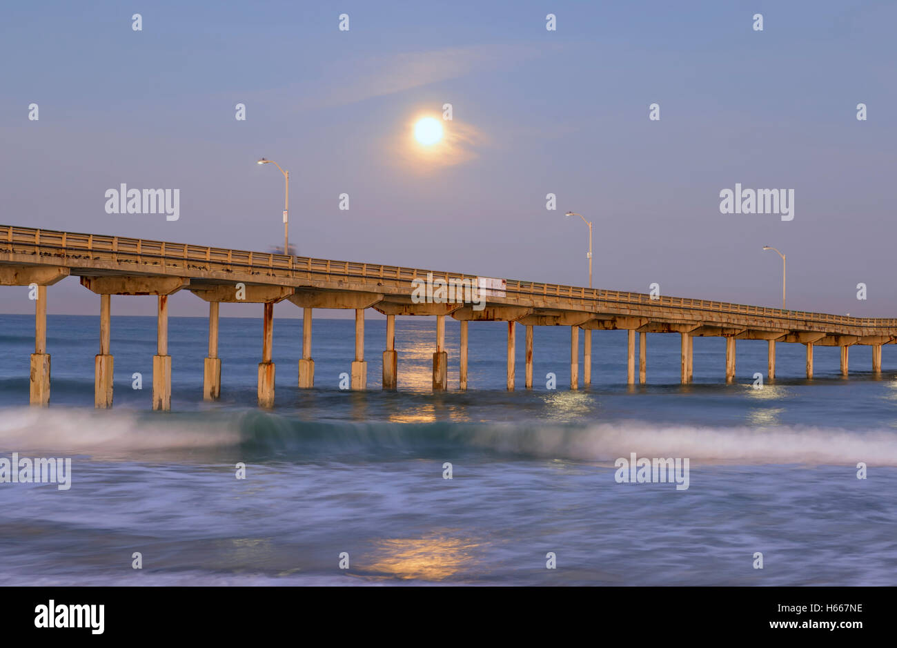 Mond-Einstellung über den Ocean Beach Pier. San Diego, Kalifornien, USA. Stockfoto