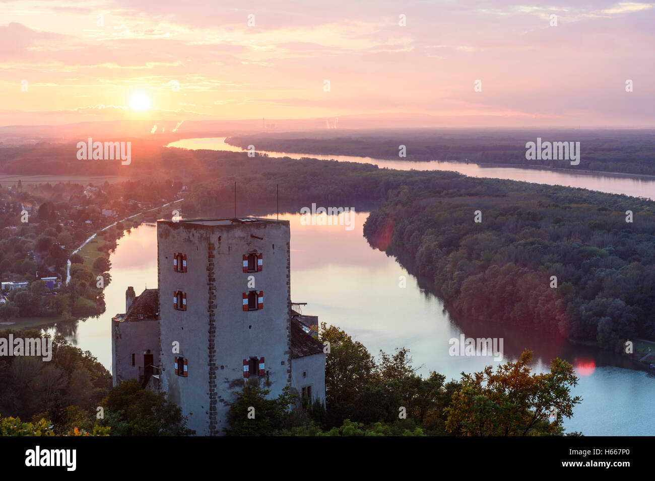 St. Andrä-Wördern: Burg Greifenstein auf einem Oxbow See der Donau und der Donau (hinten), Wienerwald, Wienerwald, Niederö Stockfoto