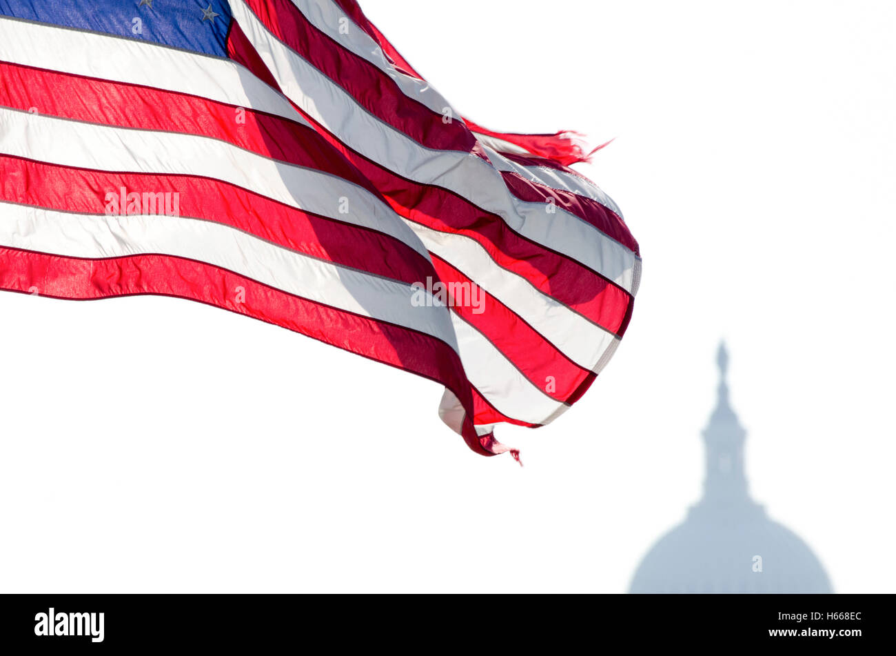 Eine amerikanische Flagge auf dem Washington Monument zeigt Verschleiß von längerer Einwirkung von starken Winden. Stockfoto