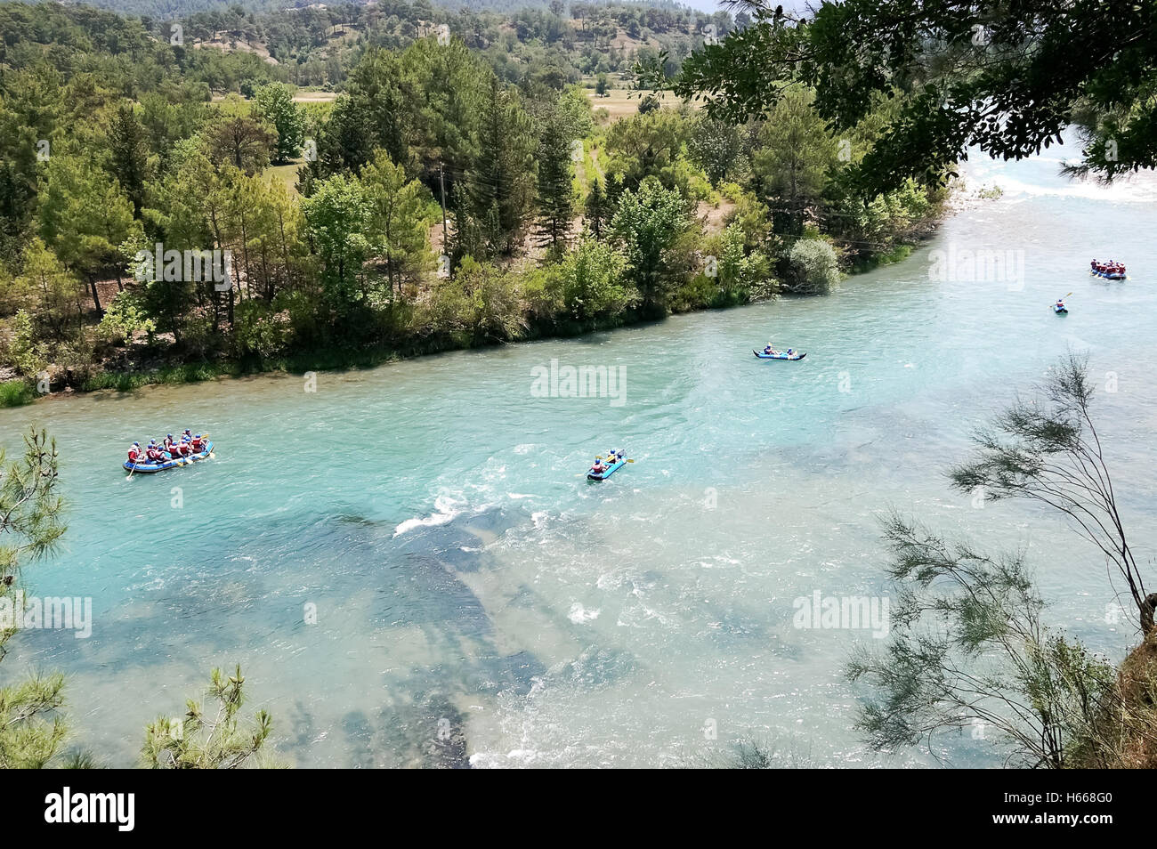 Rafting auf dem Bergfluss auf Schlauchbooten. Stockfoto