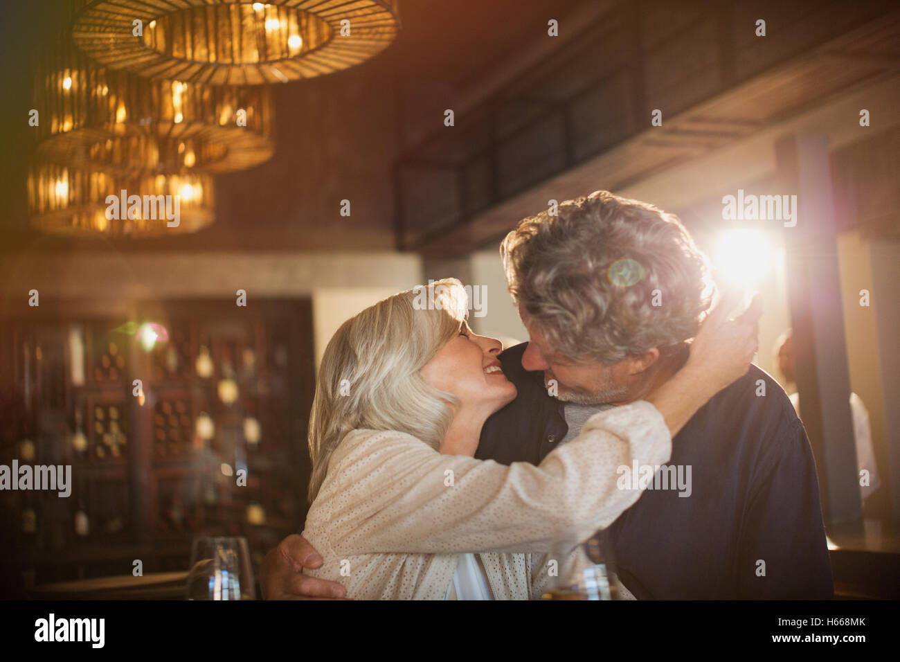 Älteres Paar umarmen und küssen in der Bar Stockfoto