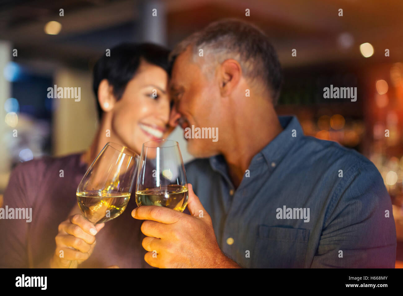 Liebevolle paar Toasten Weißwein Gläser Bar Stockfoto