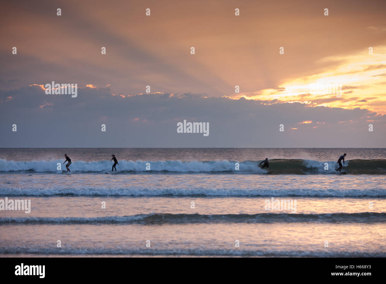 Llangennth Strand, Rhossili Bucht, Gower, Wales, UK. Sonnigen Tag Surfer am Llangennith Strand, Rhossili Bucht, Gower, Wales. Stockfoto