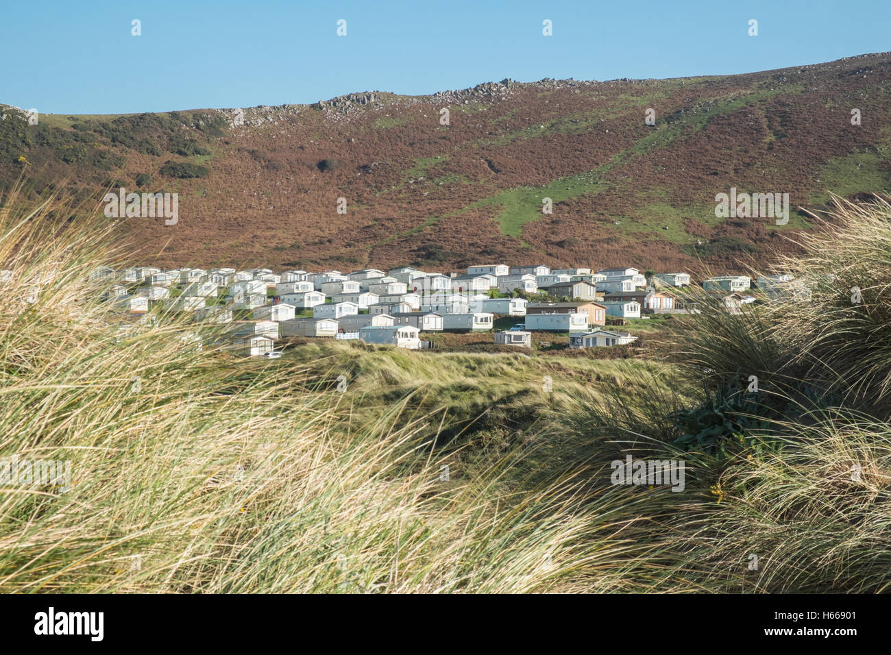 Llangennth Strand, Rhossili Bucht, Gower, Wales, UK. Sonnigen Tag Surfer am Llangennith Strand, Rhossili Bucht, Gower, Wales. Stockfoto