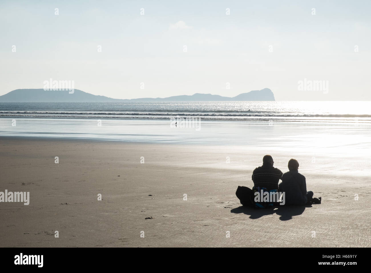 Llangennth Strand, Rhossili Bucht, Gower, Wales, UK. Sonnigen Tag Surfer am Llangennith Strand, Rhossili Bucht, Gower, Wales. Stockfoto