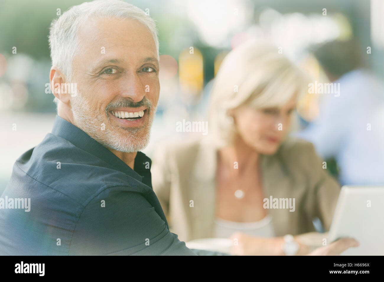 Porträt lächelnd Geschäftsmann im Straßencafé Stockfoto