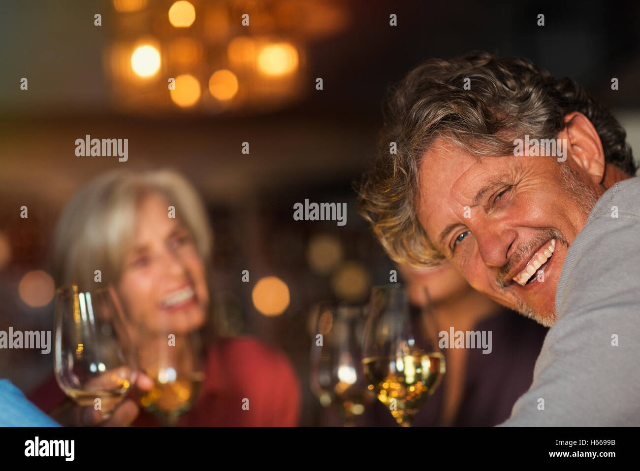 Lachend senior Porträt Mann trinken Weißwein mit Freunden in Bar Stockfoto