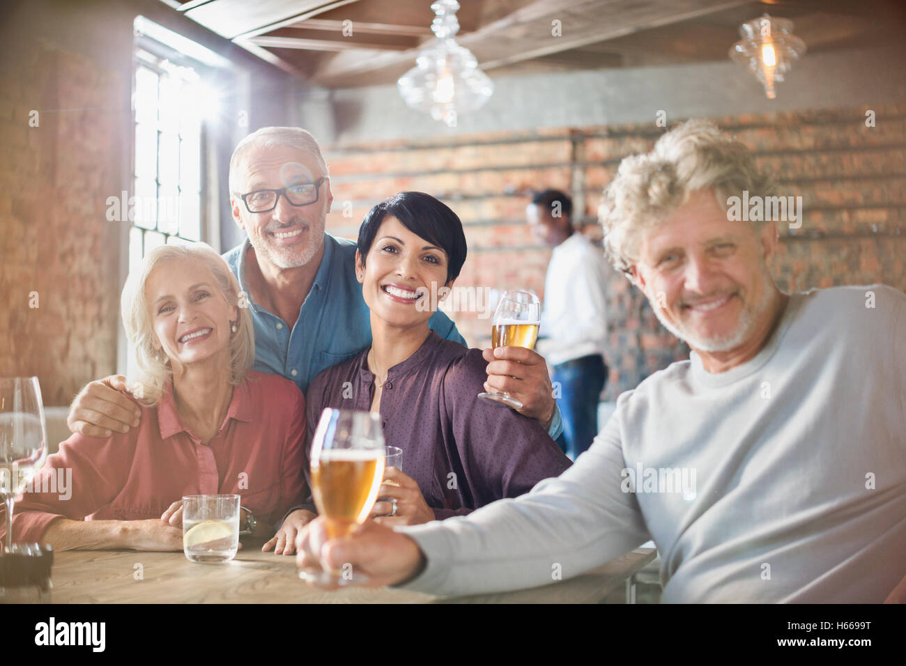 Porträt, Lächeln Paare trinken Bier am Tisch im restaurant Stockfoto