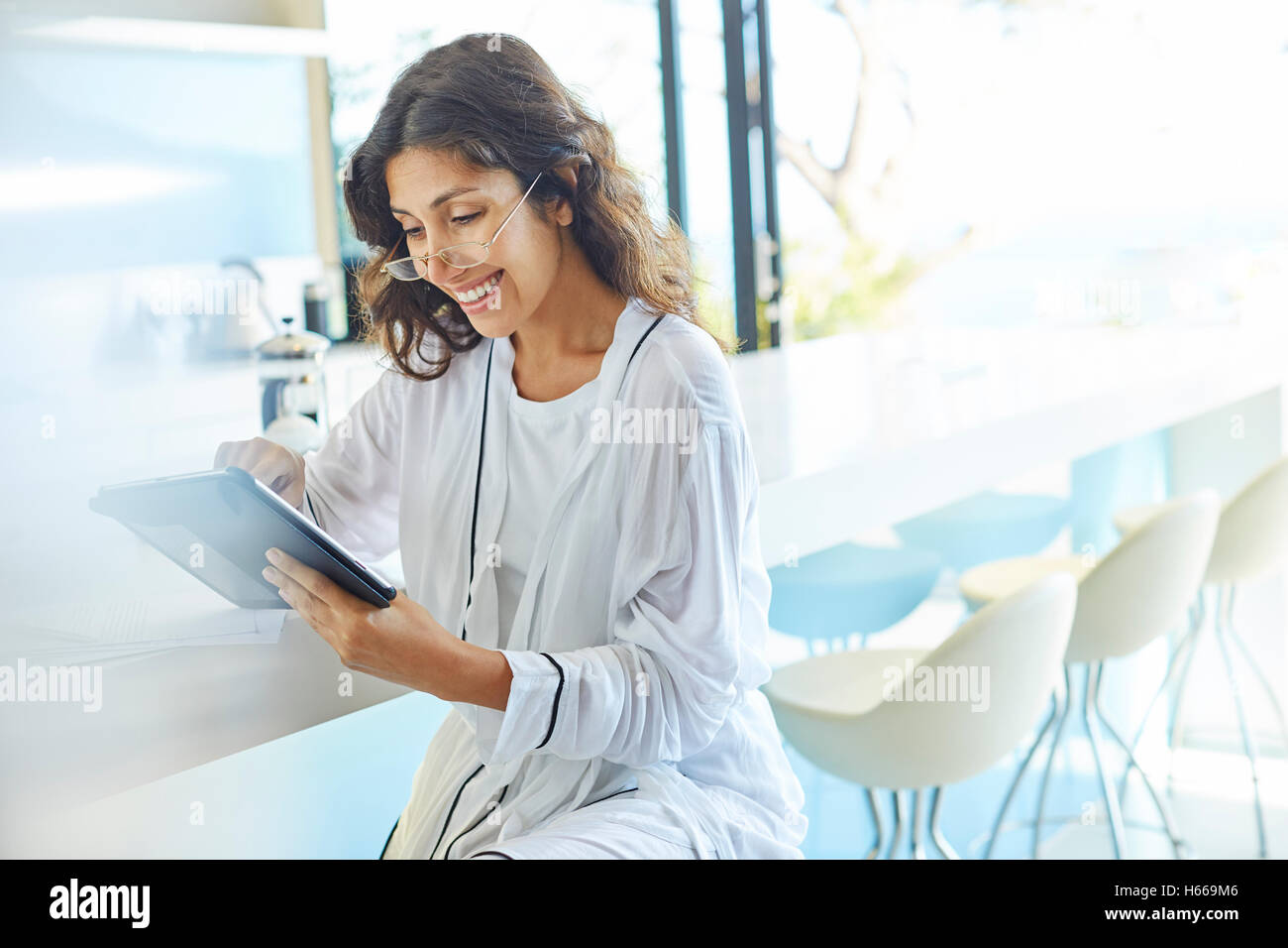 Lächelnde Geschäftsfrau im Bademantel arbeiten mit digital-Tablette in Küche Stockfoto