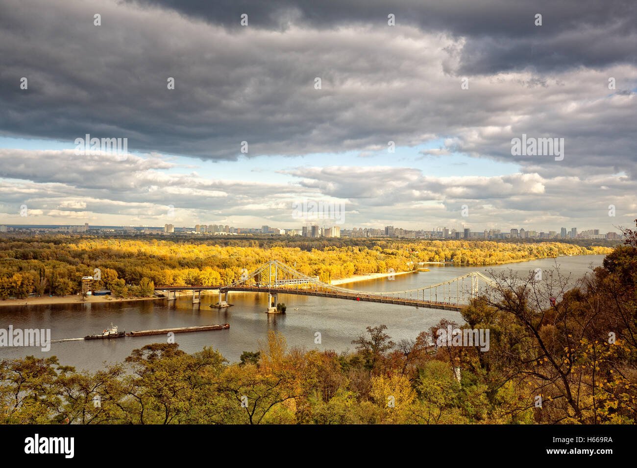 Panorama urbane Landschaft mit Fluss und Brücke, saisonalen Blick Stockfoto