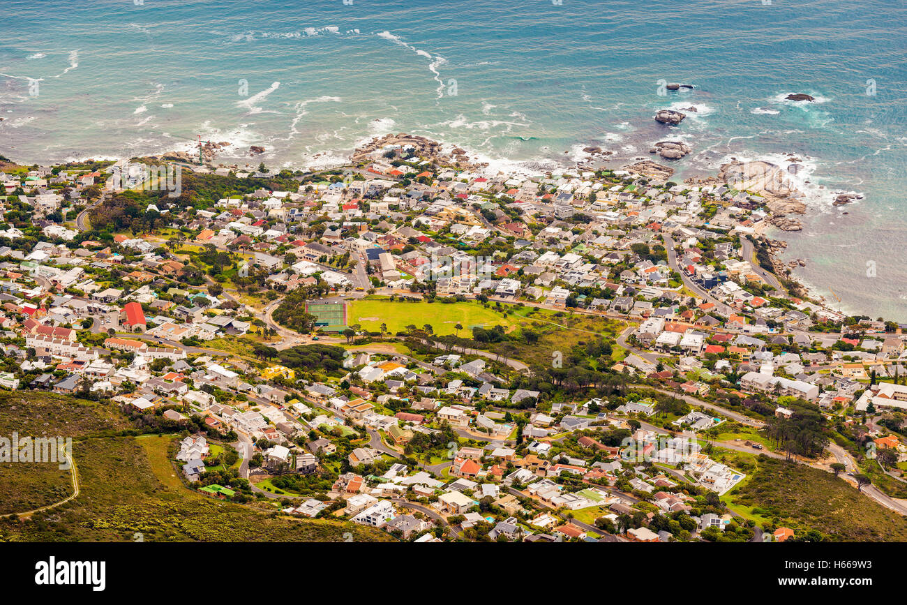 Luftaufnahme von Camps Bay vom Tafelberg in Kapstadt, Südafrika Stockfoto