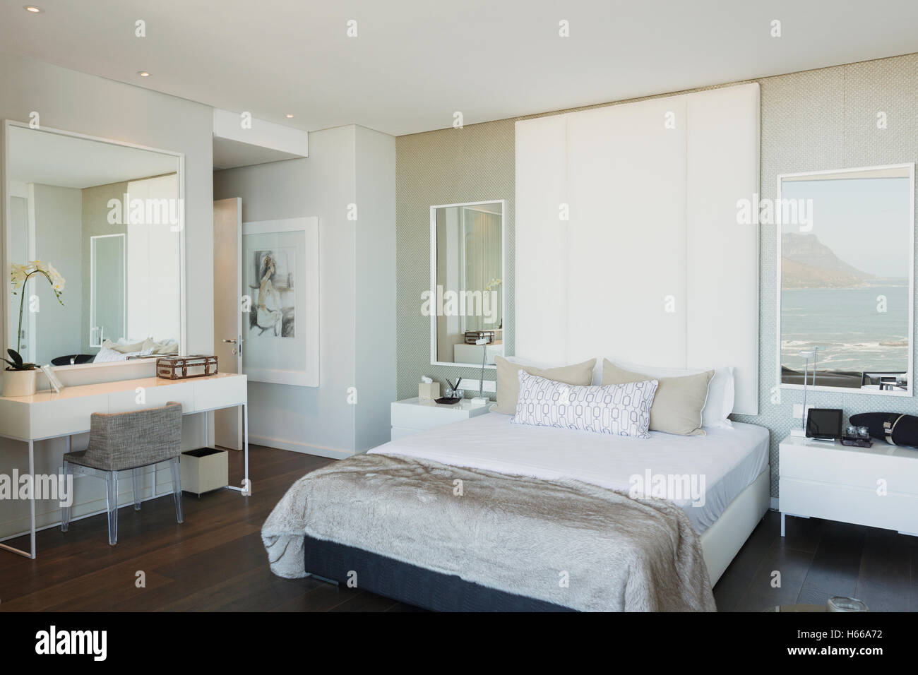 Moderne weiße Luxus nach Hause Schaufenster Schlafzimmer Stockfoto