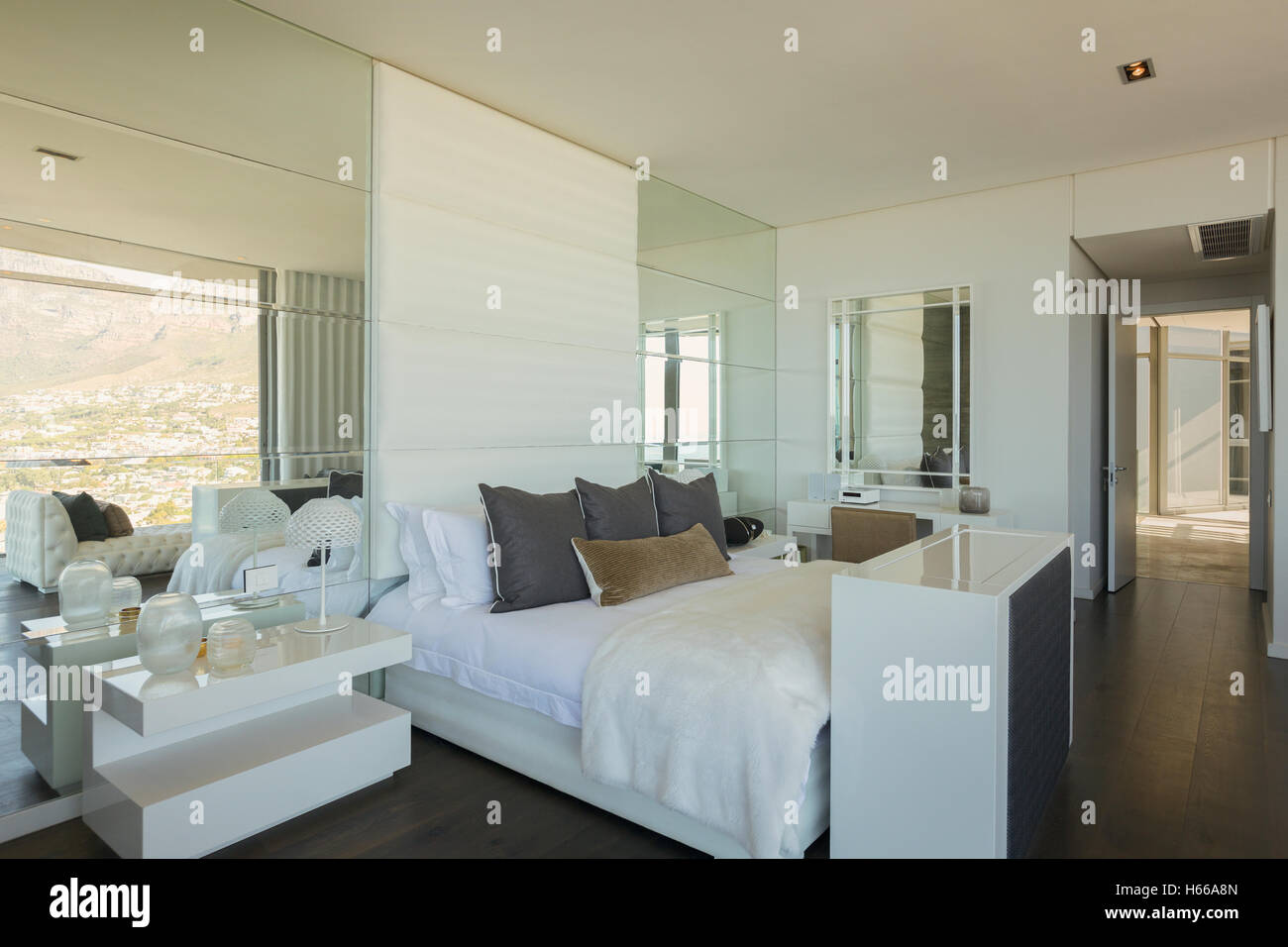 Moderne Luxus Nach Hause Schaufenster Schlafzimmer Stockfotografie Alamy