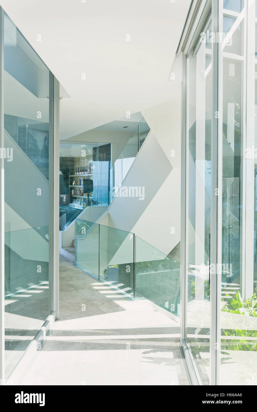 Sonnige moderne Luxus nach Hause Schaufenster Innenarchitektur Flur Stockfoto