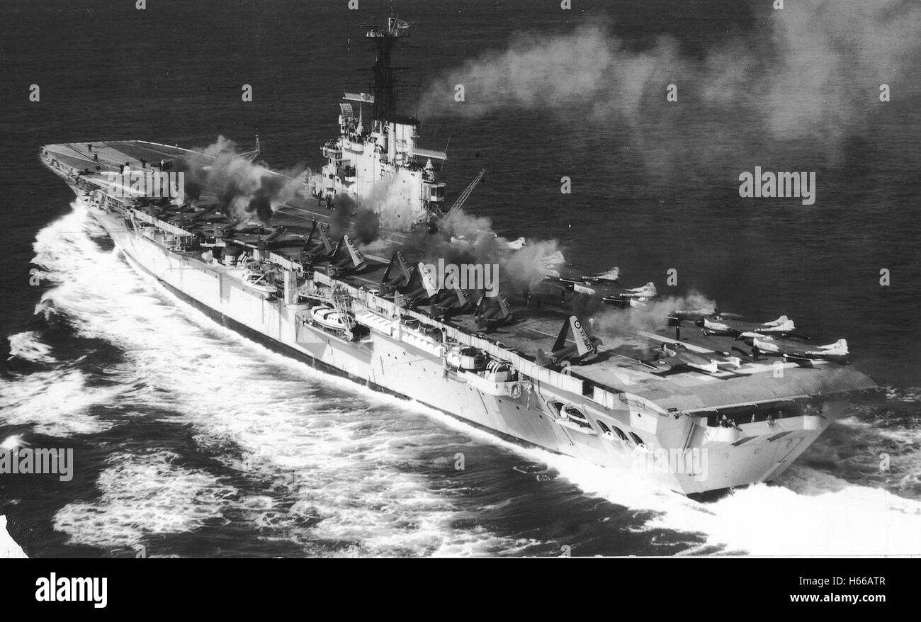 Flugzeugträger HMS Albion (R07), den Spitznamen "The alten Grey Ghost der Borneo Küste" auf hoher See während einer Masse starten der Triebwerke auf dem Flugdeck Stockfoto