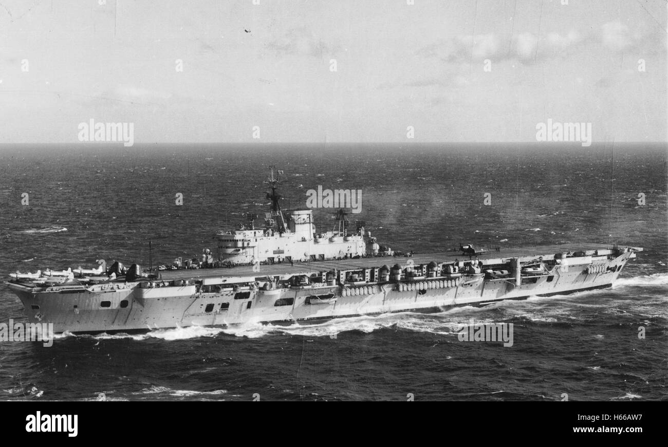 Royal Navy Flugzeugträger HMS Eagle (R05) auf hoher See 1951 Stockfoto