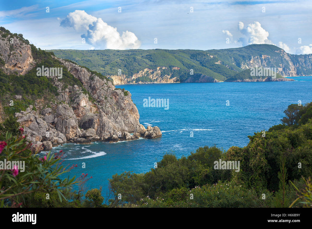 Blick auf Bucht von Paleokastritsa aus einem nahe gelegenen Felsen Stockfoto