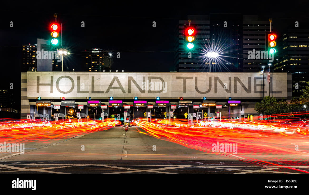 Holland Tunnel Mautstelle bei Nacht. Der Holland-Tunnel ist ein Autobahntunnel unter dem Hudson River zwischen New York und Jersey Ci Stockfoto