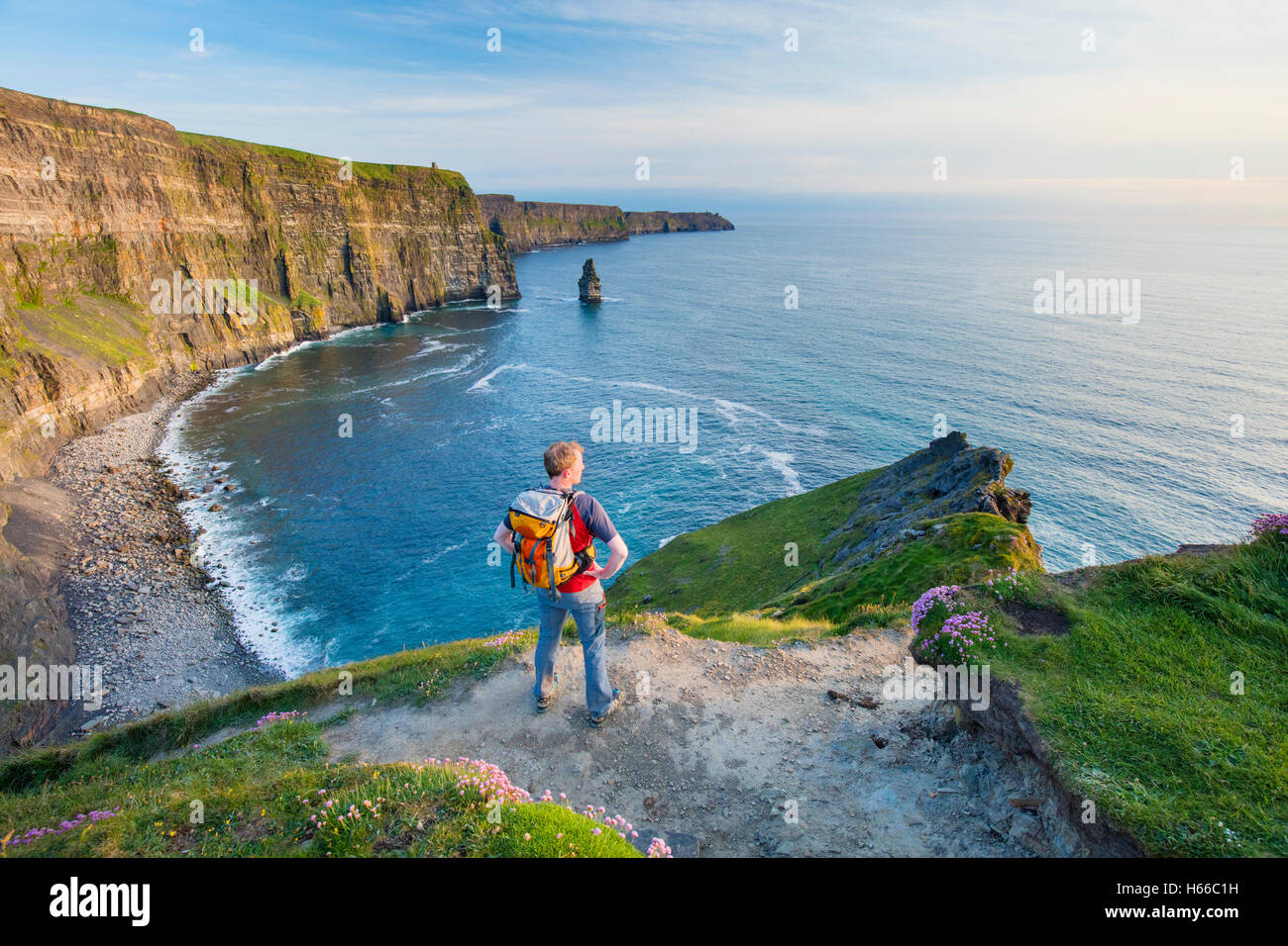 Walker an den Klippen von Moher, County Clare, Irland. Stockfoto