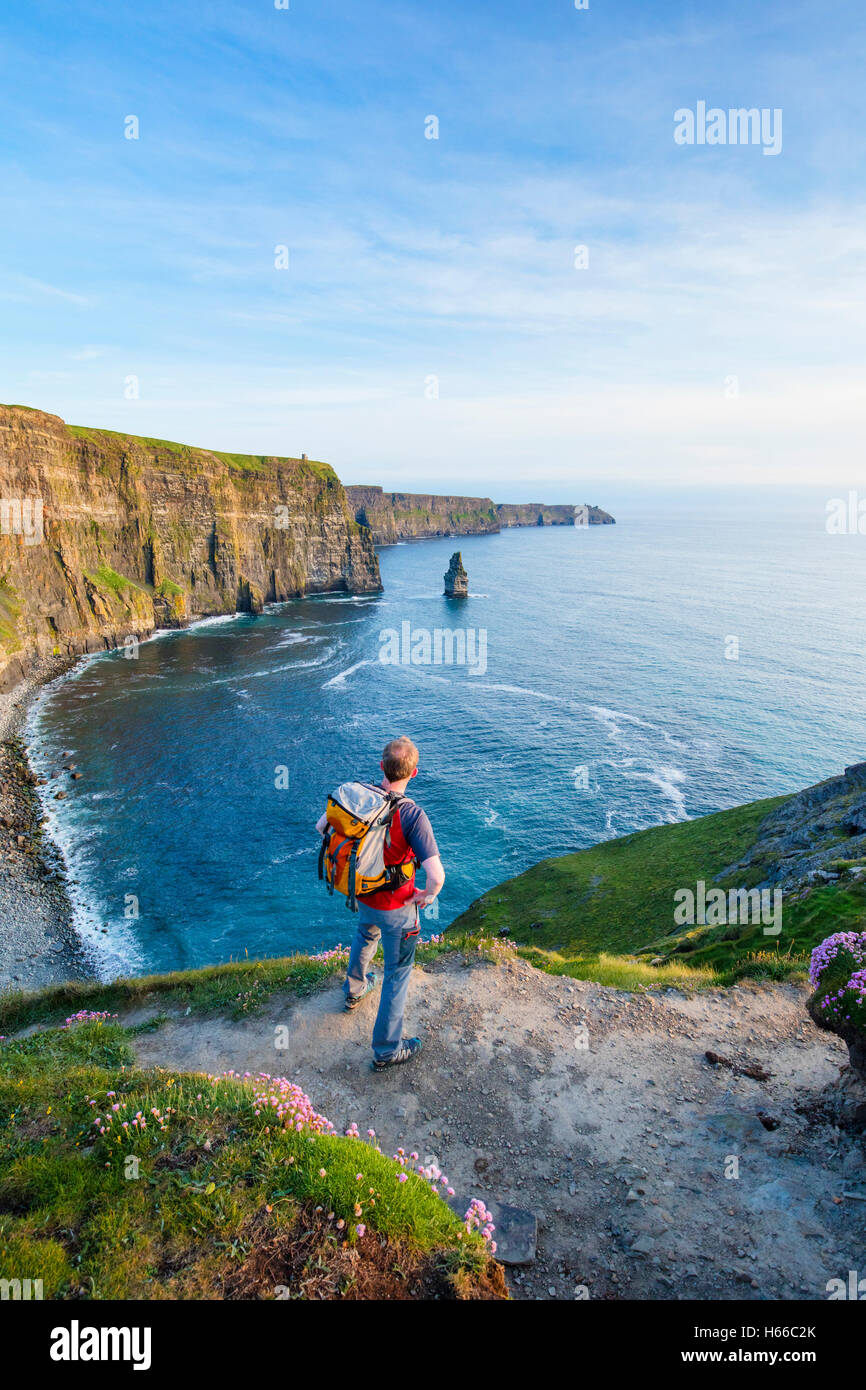 Wanderer auf der Suche über die Cliffs of Moher, County Clare, Irland. Stockfoto