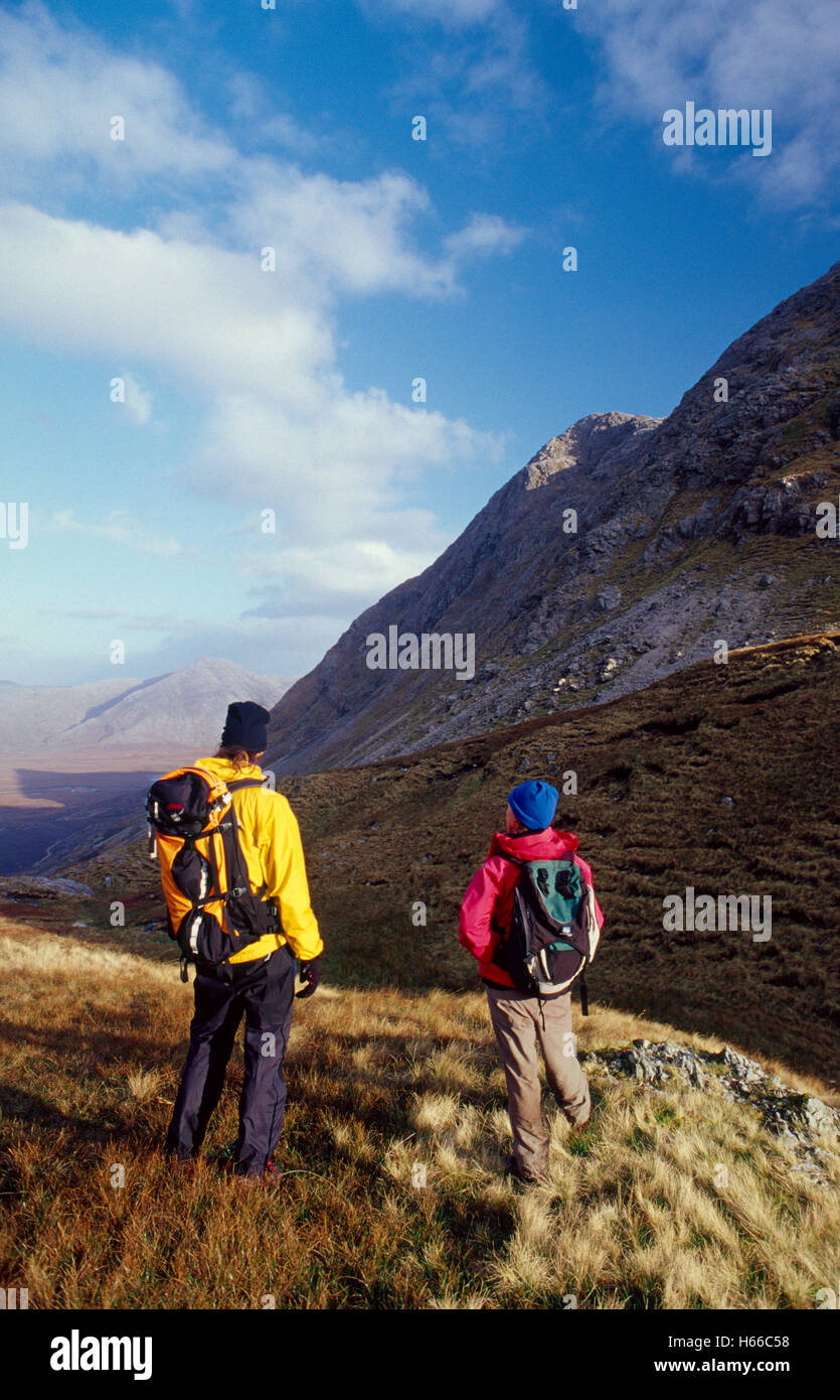 Wanderer unter Bencollaghduff Berg, zwölf Bens, Connemara, County Galway, Irland. Stockfoto