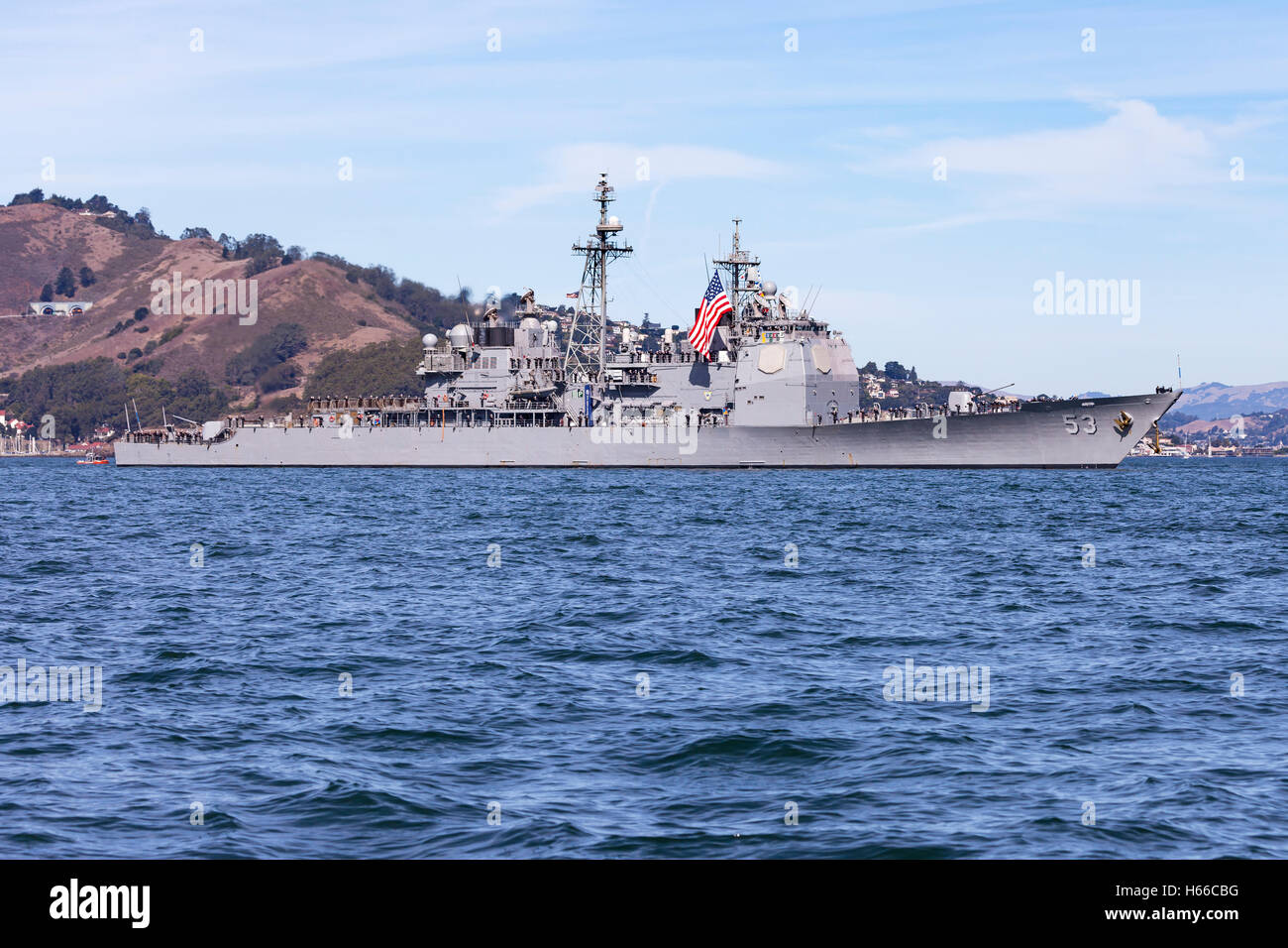 Arleigh-Burke-Klasse Zerstörer USS John Paul Jones auf San Francisco Bay geführt. Stockfoto