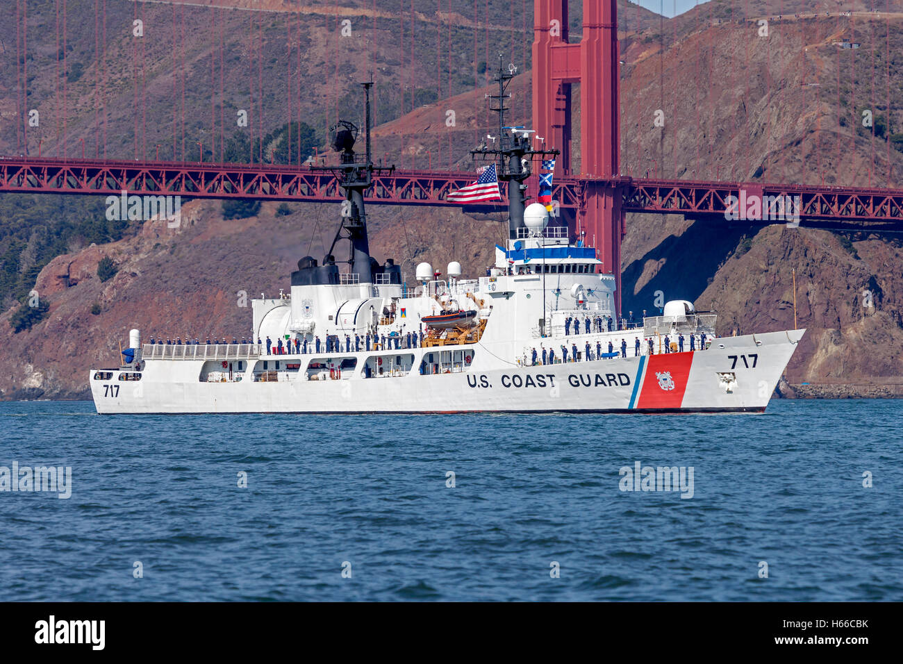 USCGC Mellon (WHEC-717), Hamilton-Klasse hohe Ausdauer Cutter, unterquert die Golden Gate Bridge. Stockfoto