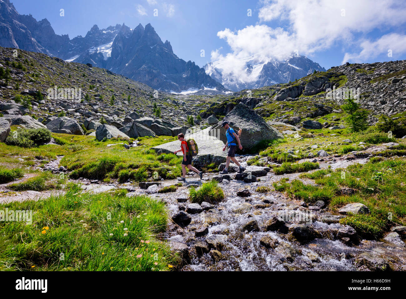 Wanderer, die über einen Bach auf den Grand Balcon Nord, Tal von Chamonix, Französische Alpen, Frankreich. Stockfoto