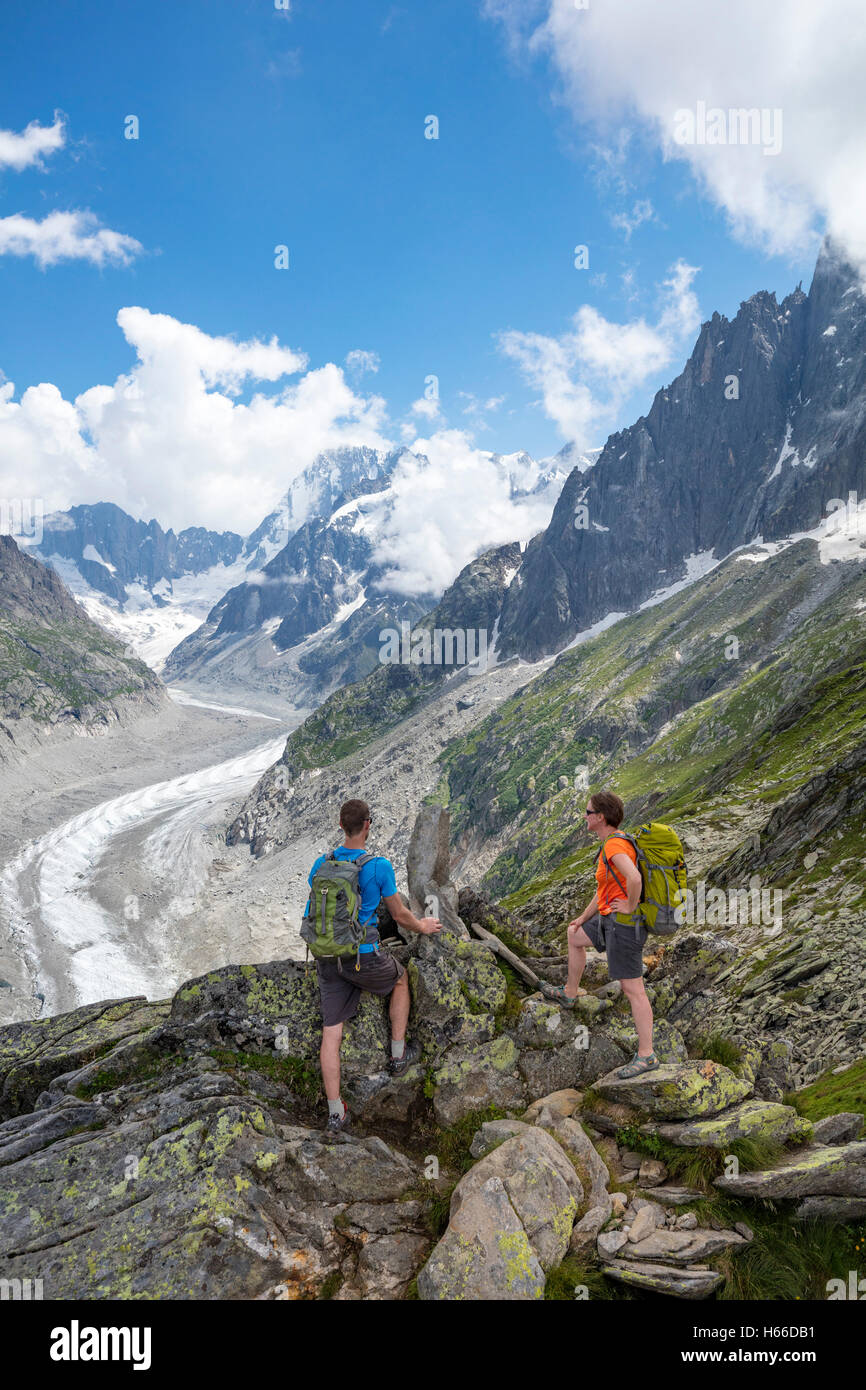 Wanderer Blick über Mer de Glace Gletscher von Signal Forbes, montenvers. Tal von Chamonix, Alpen, Frankreich. Stockfoto