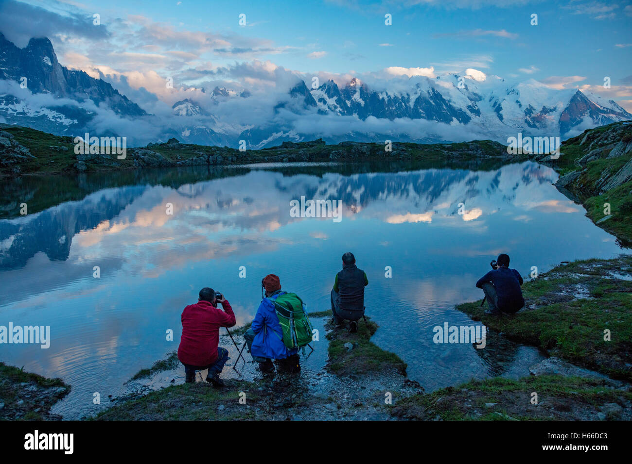 Fotografen neben Lac des Cheserys, unterhalb des Mont Blanc Massivs, das Tal von Chamonix, Französische Alpen, Frankreich. Stockfoto