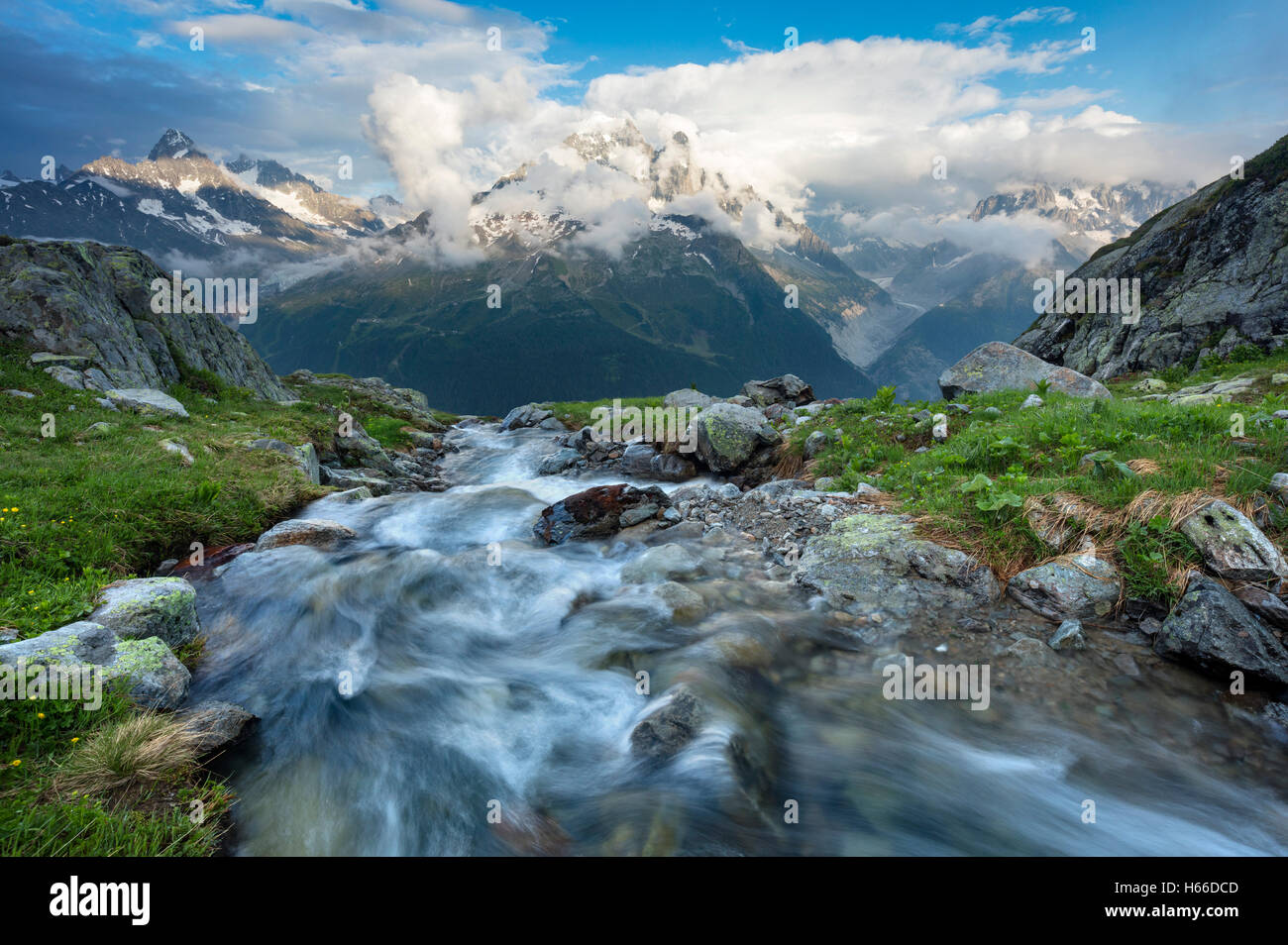 Stream unter Aiguille Verte, das Tal von Chamonix, Französische Alpen, Frankreich. Stockfoto