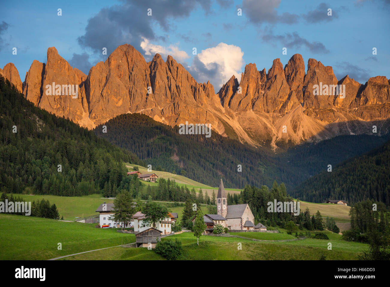 Abendlicht in den Dolomiten über St. Magdalena, Val Di Funes, Süd Tirol, Italien. Stockfoto