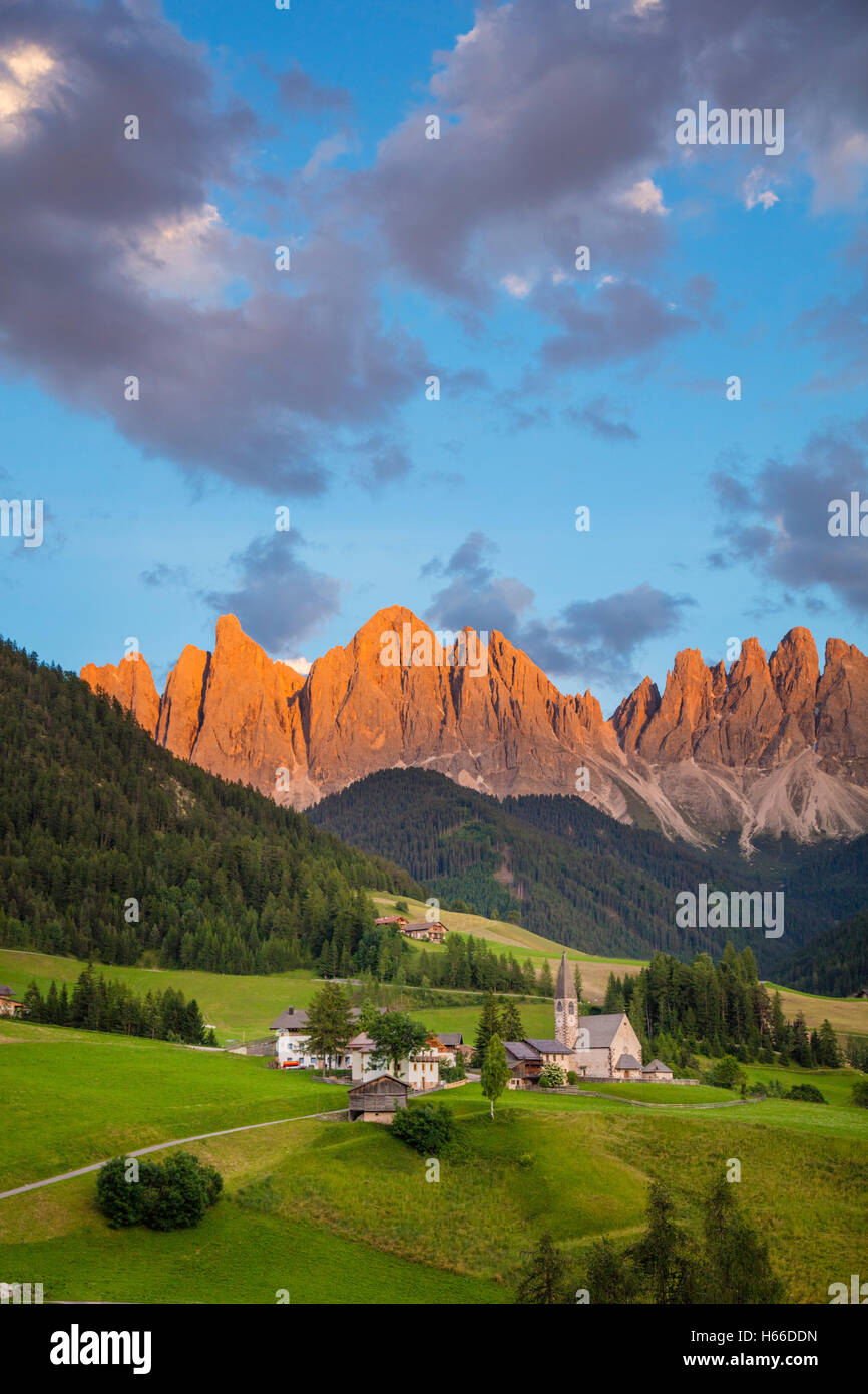 Abendlicht in den Dolomiten über St. Magdalena, Val Di Funes, Süd Tirol, Italien. Stockfoto