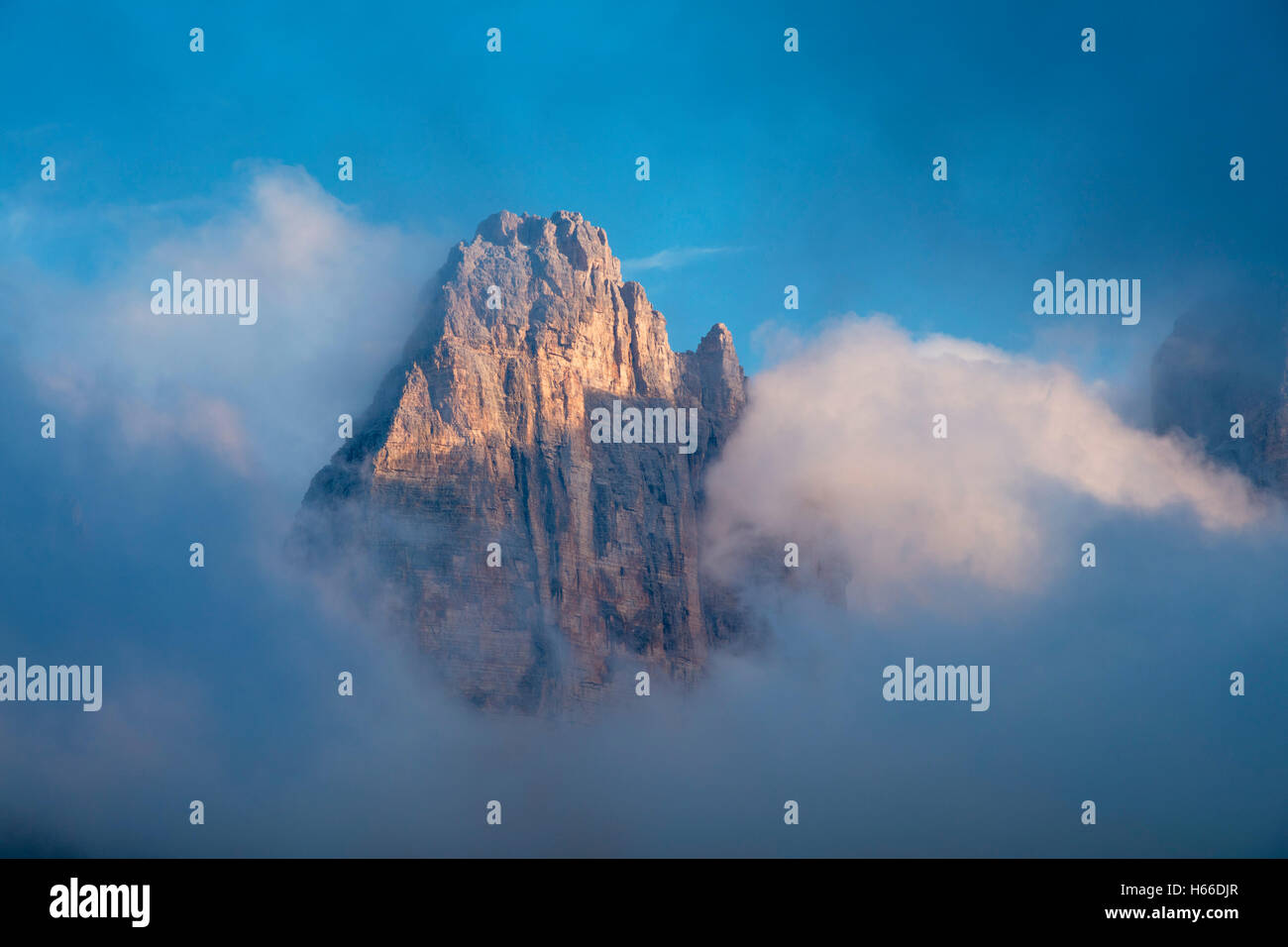 Am Abend Wolke wirbelt um Cime Grande, Tre Cime di Lavaredo. Sextener Dolomiten, Südtirol, Italien. Stockfoto